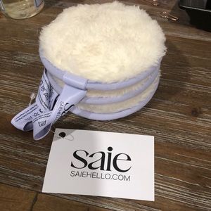 SAIE beauty rounds, new with tags.